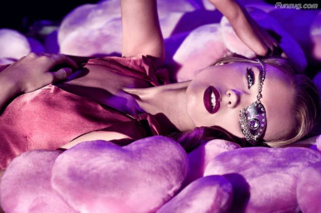 Click to Enlarge - Bollywood Beauty Urvashi Sharma Wallpapers