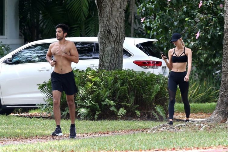 Devon Windsor Out For A Walk In Miami
