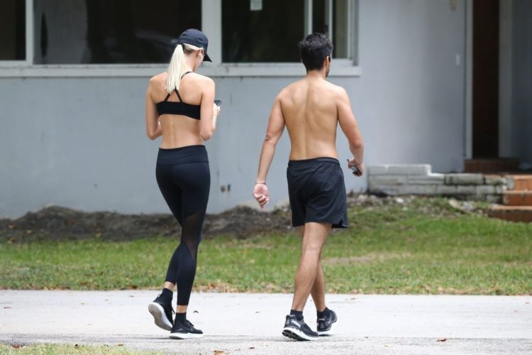 Devon Windsor Out For A Walk In Miami
