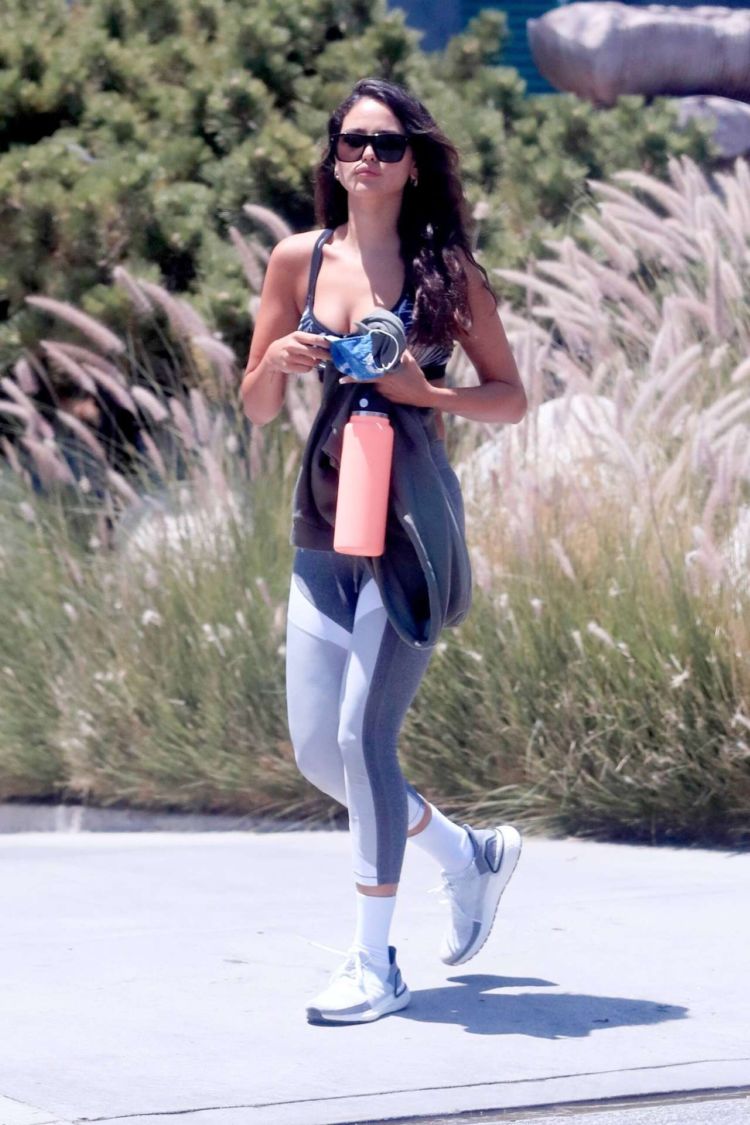 Stunning Eiza Gonzalez In Sporty Outfit Out In Los Feliz
