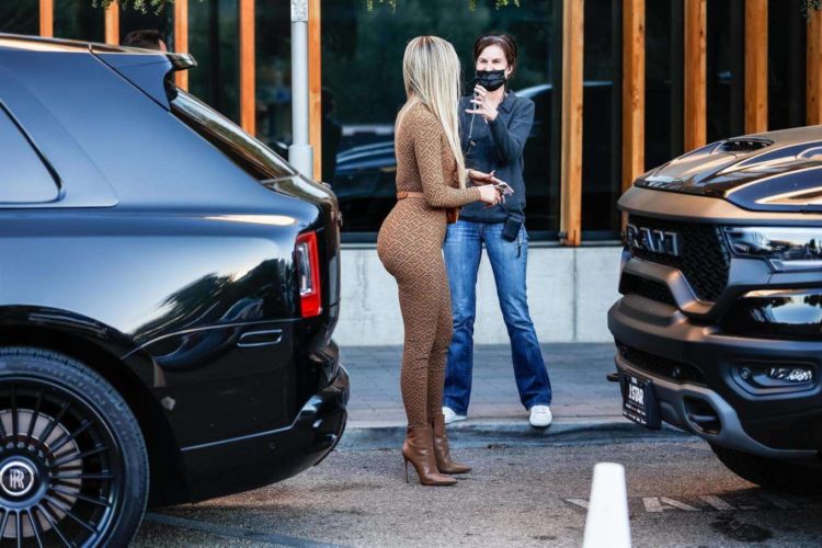 Stunning Khloe Kardashian Steps Out To Film At JOEY In Woodland Hills