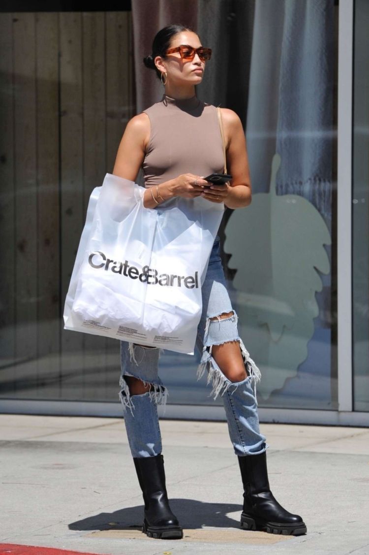 Stunning Shanina Shaik Shopping In Torn Jeans In Beverly Hills