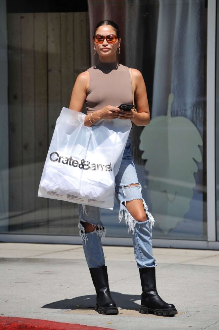 Stunning Shanina Shaik Shopping In Torn Jeans In Beverly Hills