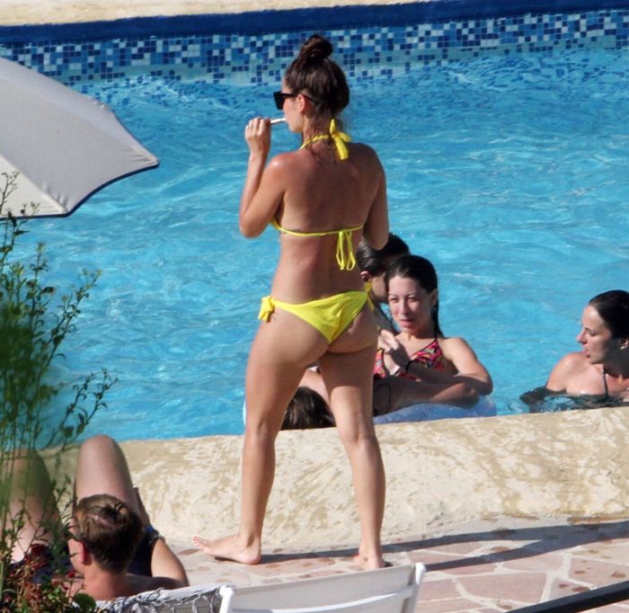 Alessia Macari Enjoying In Yellow Bikini At The Poolside In Benevento