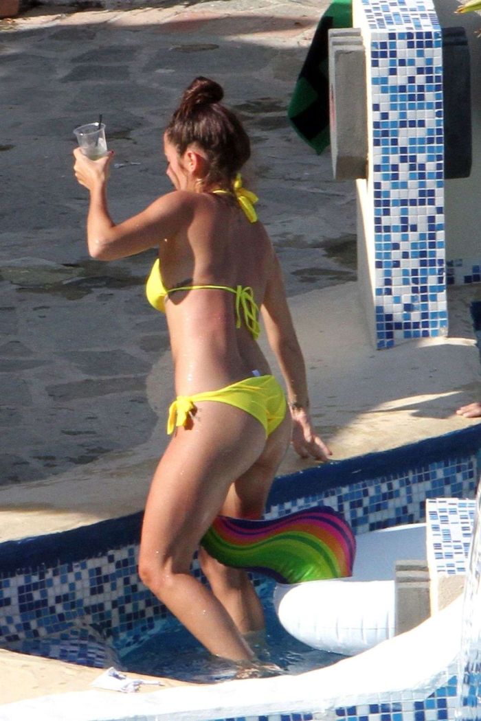 Alessia Macari Enjoying In Yellow Bikini At The Poolside In Benevento