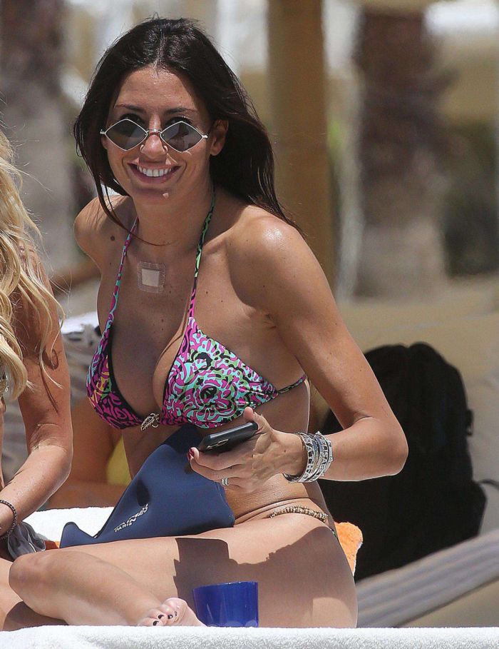 Elisabetta Gregoraci Relaxing In A Bikini At The Beach In Miami