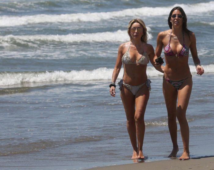 Elisabetta Gregoraci Relaxing In A Bikini At The Beach In Miami