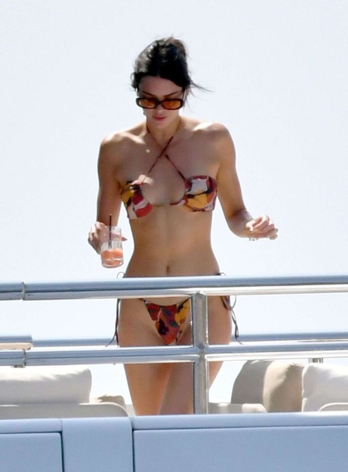 Kendall Jenner Enjoying In Bikini On A Boat In Capri