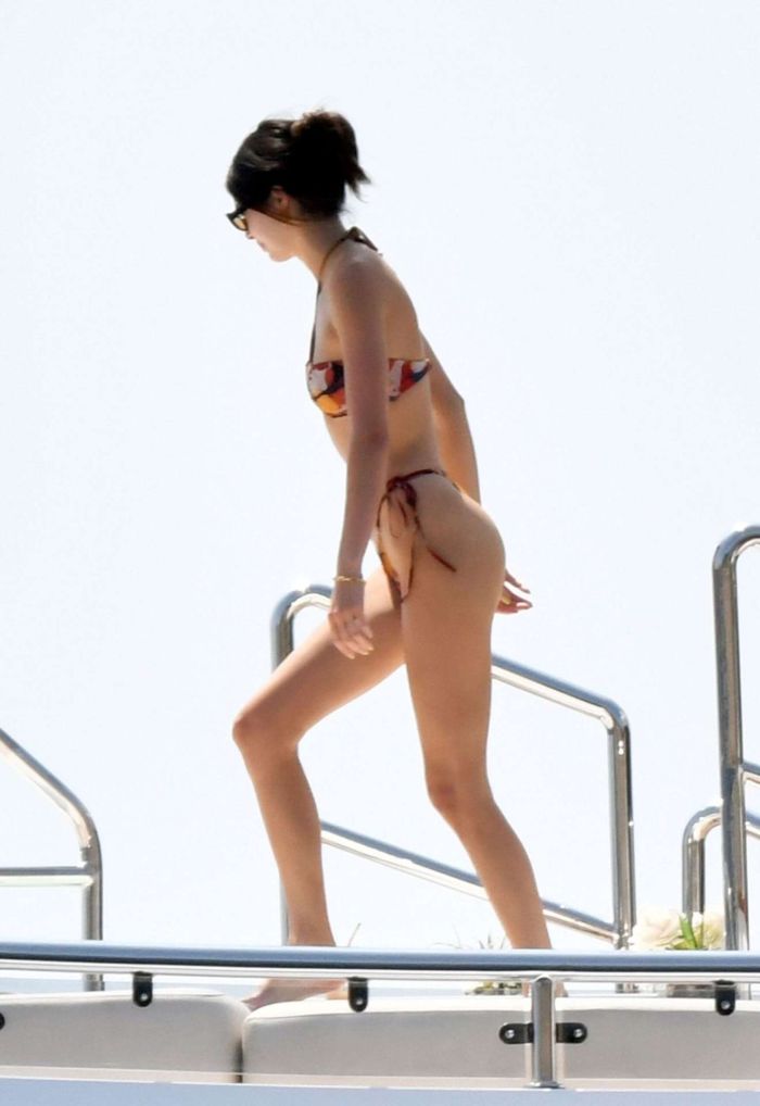 Kendall Jenner Enjoying In Bikini On A Boat In Capri