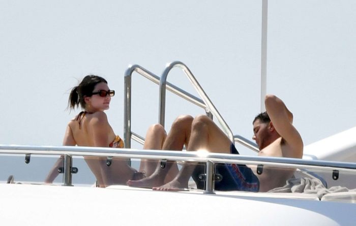 Kendall Jenner Enjoying In Bikini On A Boat In Capri