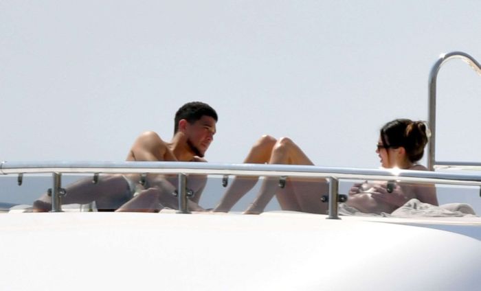 Kendall Jenner Enjoying In Bikini On A Boat In Capri