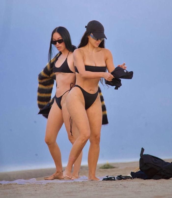 Kim Kardashian In A Black Bikini At The Beach In Malibu