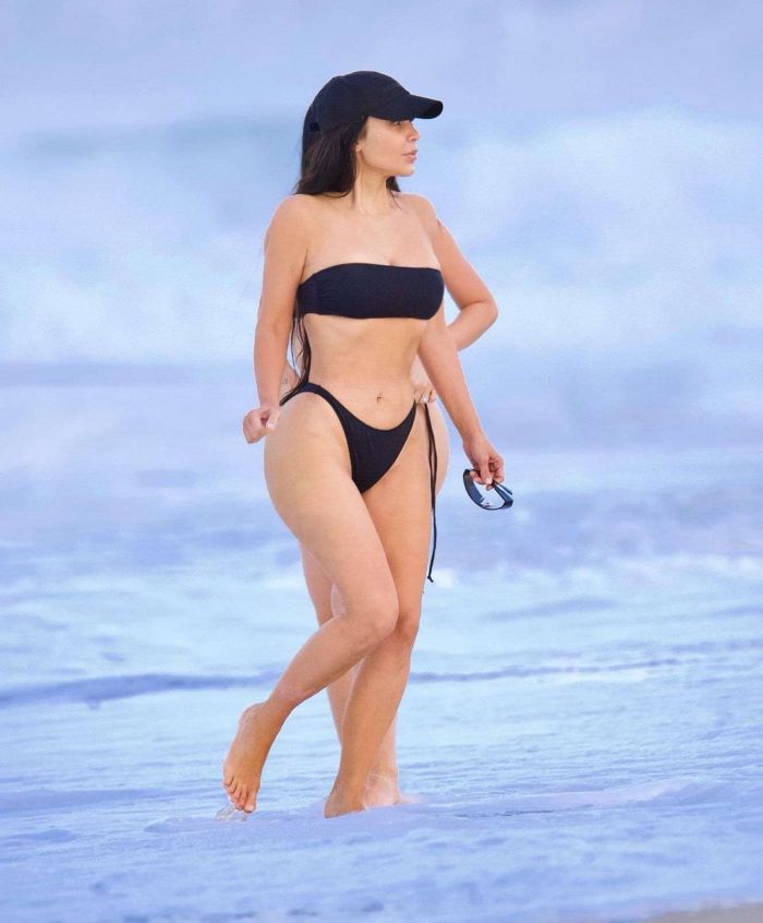 Kim Kardashian In A Black Bikini At The Beach In Malibu