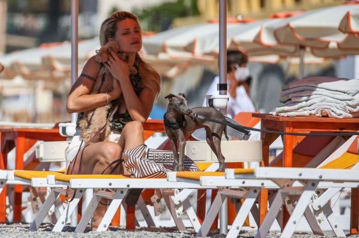 Michelle Hunziker In An Orange Bikini On The Beach In Varigotti