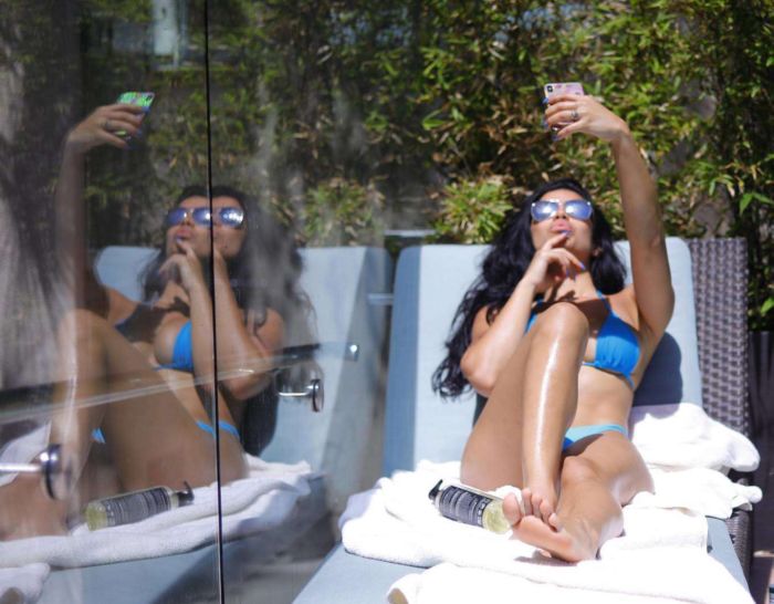 Suelyn Medeiros In A Blue Bikini At A Pool Of Luxury Hotel In LA