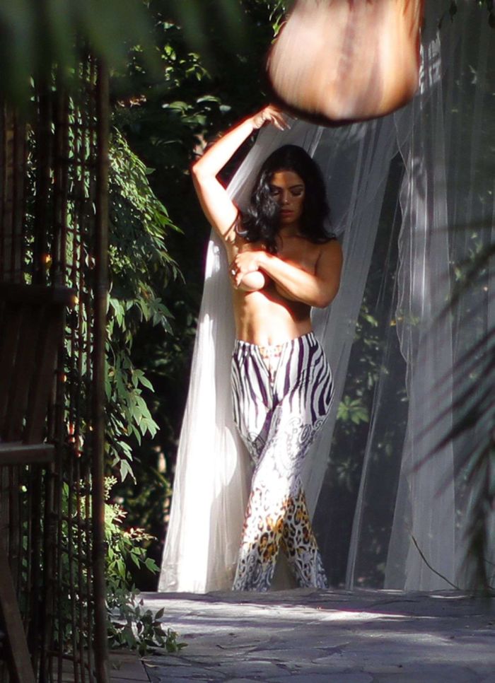 Suelyn Medeiros Backstage On A Photoshoot Set In Los Angeles