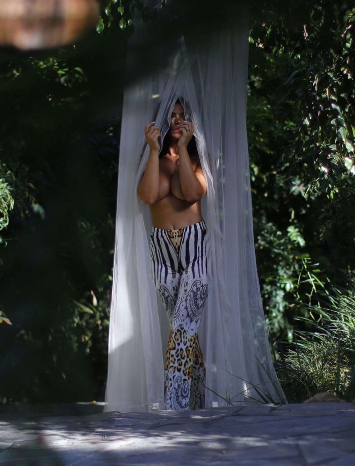 Suelyn Medeiros Backstage On A Photoshoot Set In Los Angeles