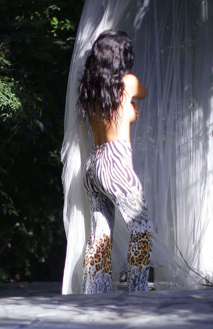 Suelyn Medeiros Backstage On A Photoshoot Set In Los Angeles