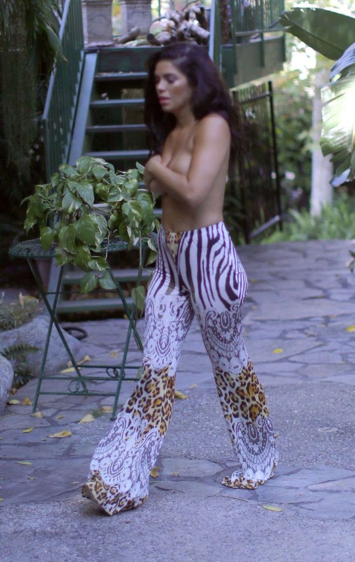 Suelyn Medeiros Backstage On A Photoshoot Set In Los Angeles