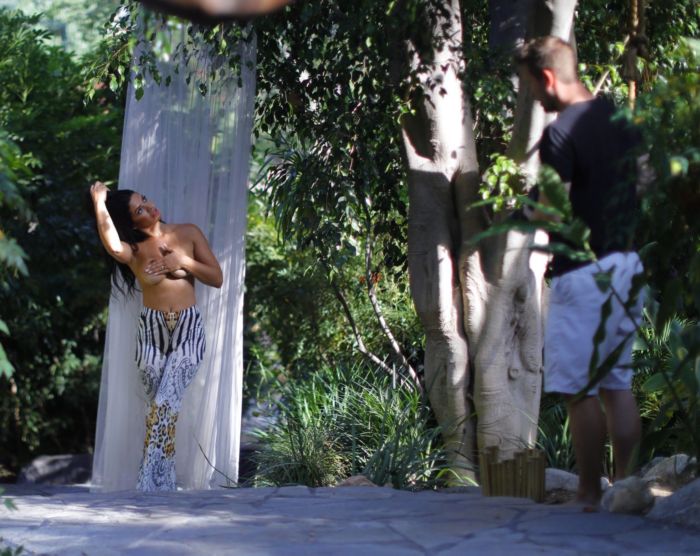 Suelyn Medeiros Backstage On A Photoshoot Set In Los Angeles
