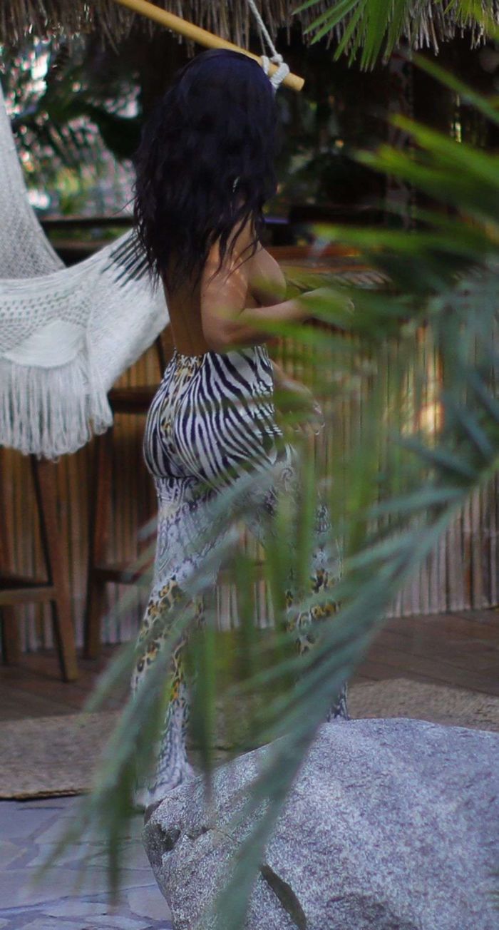 Suelyn Medeiros Backstage On A Photoshoot Set In Los Angeles