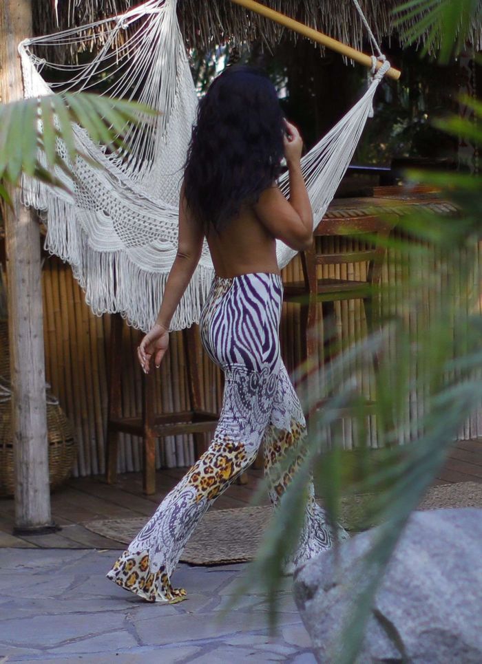 Suelyn Medeiros Backstage On A Photoshoot Set In Los Angeles