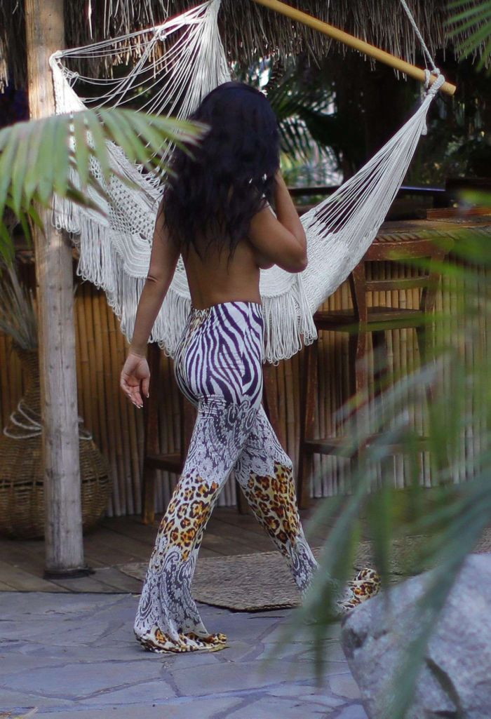 Suelyn Medeiros Backstage On A Photoshoot Set In Los Angeles