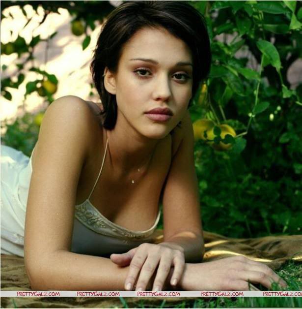 Pretty Jessica Alba Photoshoot
